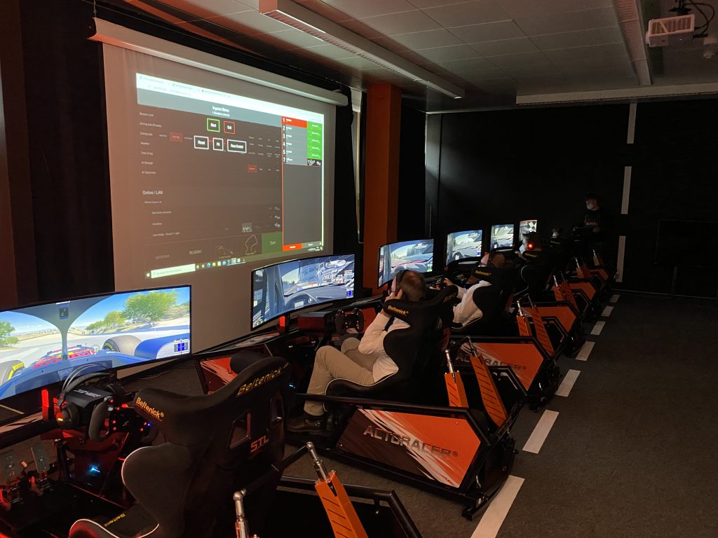 Ein Highlight im neuen E-Sport-Center: Rennen fahren im Simulator. Foto: Marius Eschen, ThIS!